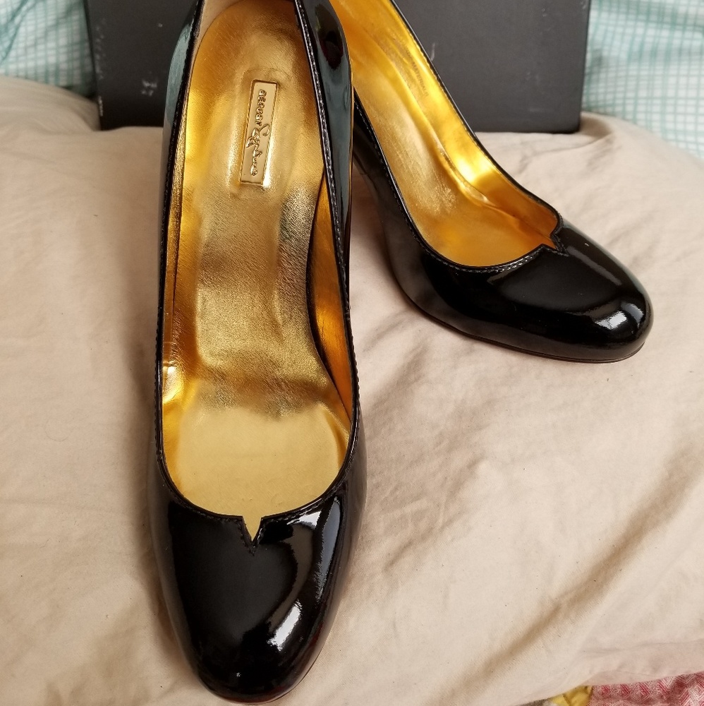 Report signature patent leather pumps